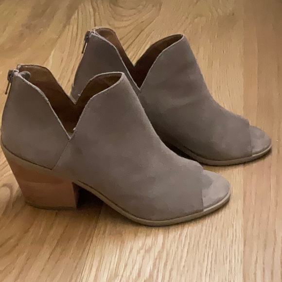 Susina Corina, Nude Leather PeepToe Booties w/ a zip up back closure & a 3” heel - Picture 2 of 12